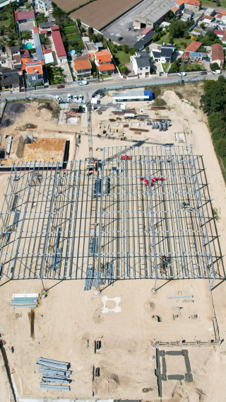 Construção do armazém da SANIPOWER arranca com a montagem da estrutura metálica
